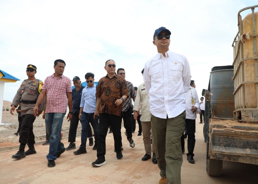 Menteri Transmigrasi (Mentrans) Iftitah Sulaiman Suryanagara menyampaikan bahwa transmigrasi bukanlah sekedar memindahkan penduduk, melainkan juga menciptakan pusat perekonomian baru.