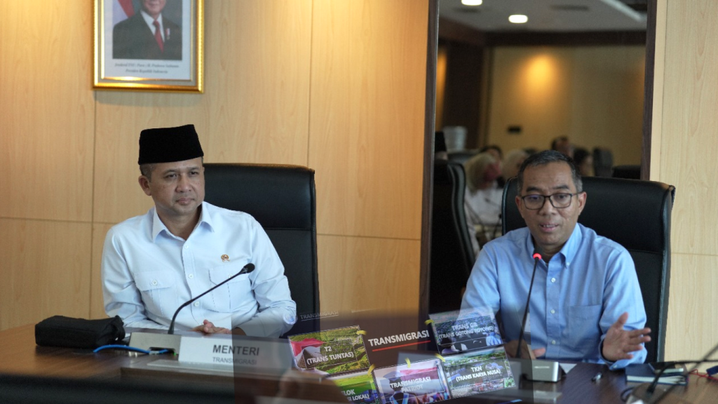 Menteri Transmigrasi (Mentrans) Iftitah Sulaiman Suryanagara mengajak Menteri Pendidikan Tinggi, Sains, dan Teknologi