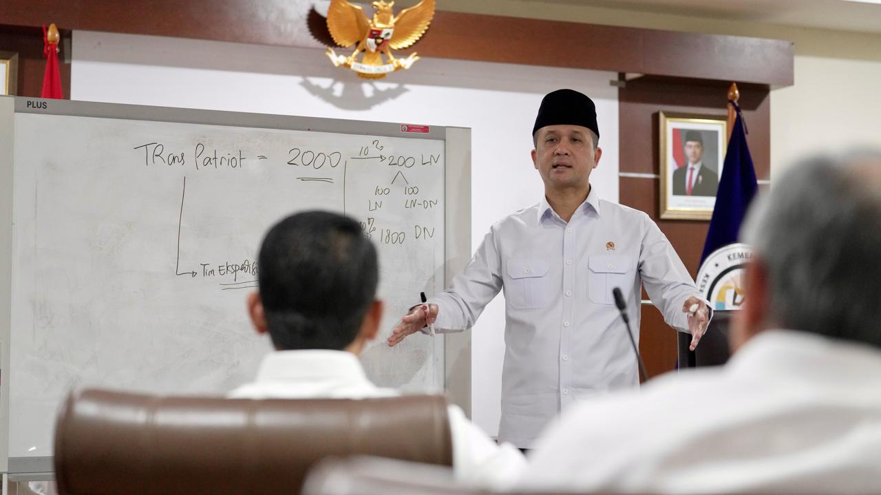 Menteri Transmigrasi (Mentrans) Iftitah Sulaiman Suryanagara menjelaskan program beasiswa Transmigrasi Patriot