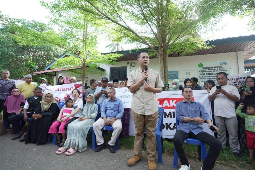 Berbeda dengan relokasi, program transmigrasi lokal bersifat sukarela. Saya jamin. Jika dilanggar, saya bisa masuk penjara