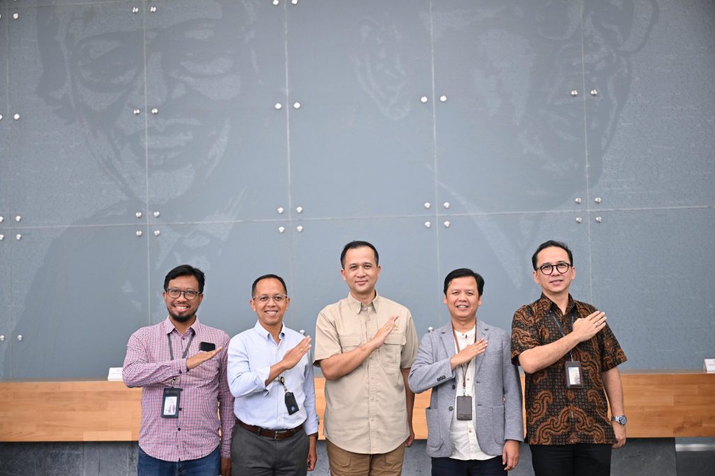 Media-media yang bernaung dibawah grup media Kompas siap mendukung realisasi transformasi transmigrasi, setelah mendengar penjelasan Menteri