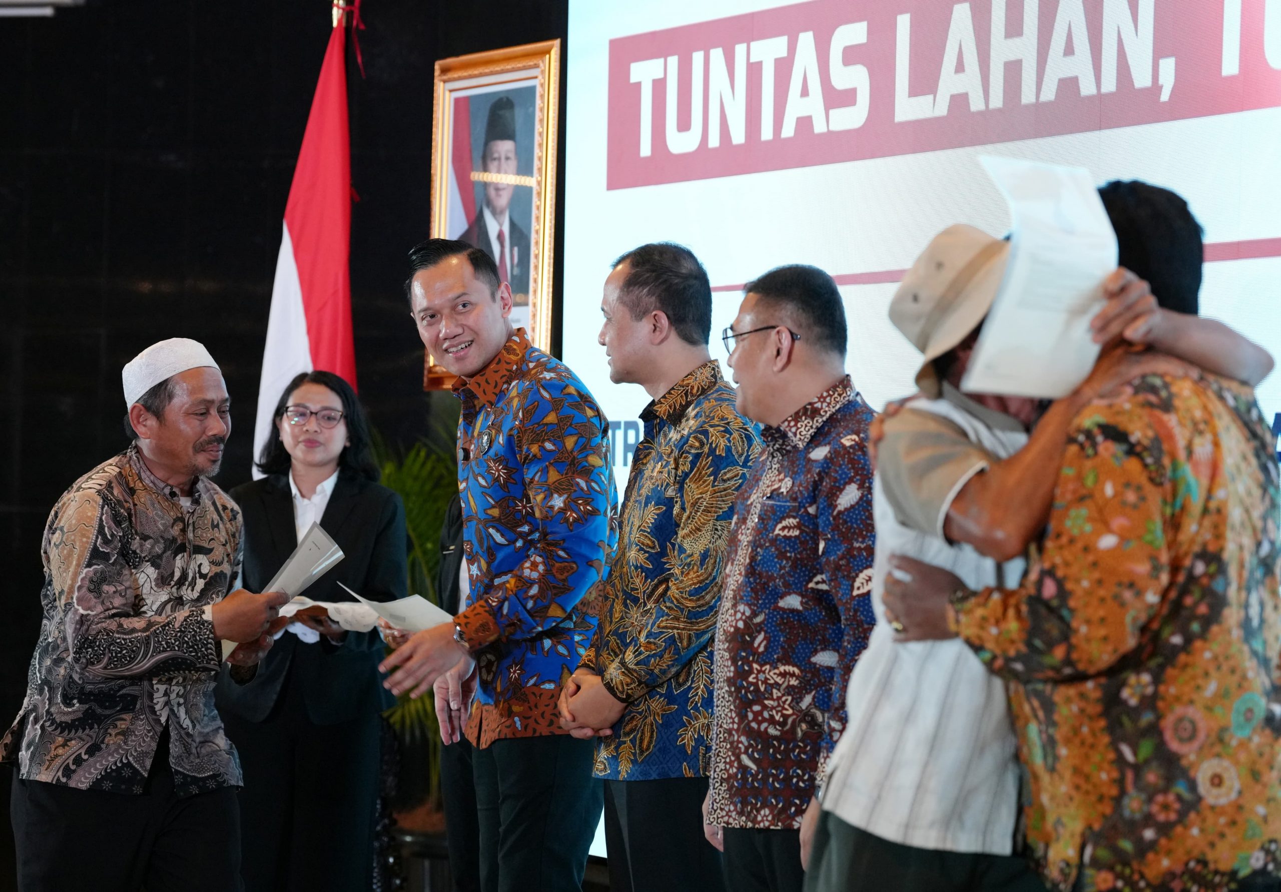 Sebanyak 1.120 Sertipikat Hak Milik (SHM) telah diterbitkan dan diserahkan kepada 642 kepala keluarga transmigran di Sukabumi, Jawa Barat