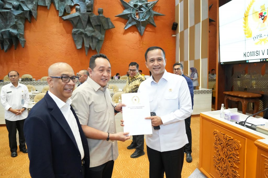 Komisi V DPR RI mendukung penuh transmigran memperoleh hak milik atas tanah yang saat ini masih berstatus kawasan hutan.