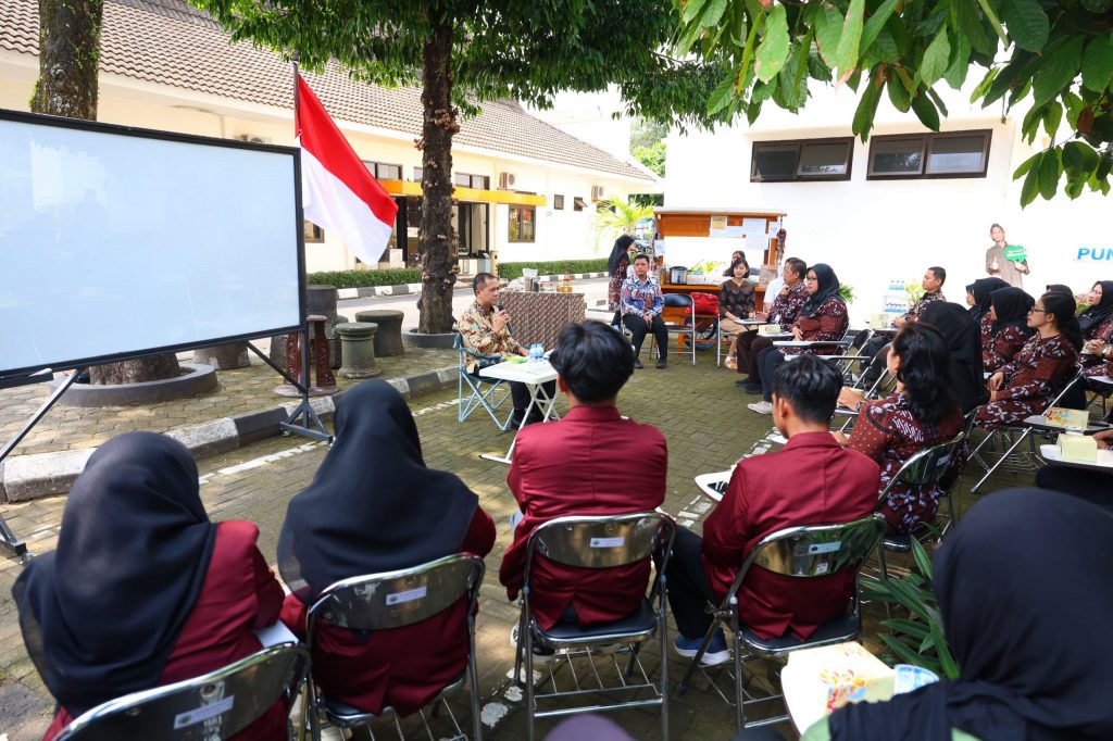 Menteri Transmigrasi Republik Indonesia, Muhammad Iftitah Sulaiman Suryanagara, menetapkan kebijakan fundamental