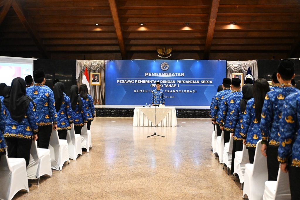 Sejumlah 151 Pegawai Pemerintah dengan Perjanjian Kerja (PPPK) Kementerian Transmigrasi resmi diangkat oleh Menteri Iftitah Sulaiman