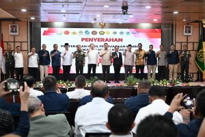 Menteri Transmigrasi, M. Iftitah Sulaiman Suryanagara menghadiri Penyerahan Hasil Penguasaan Kembali Hutan di Kantor Kejaksaan Agung RI