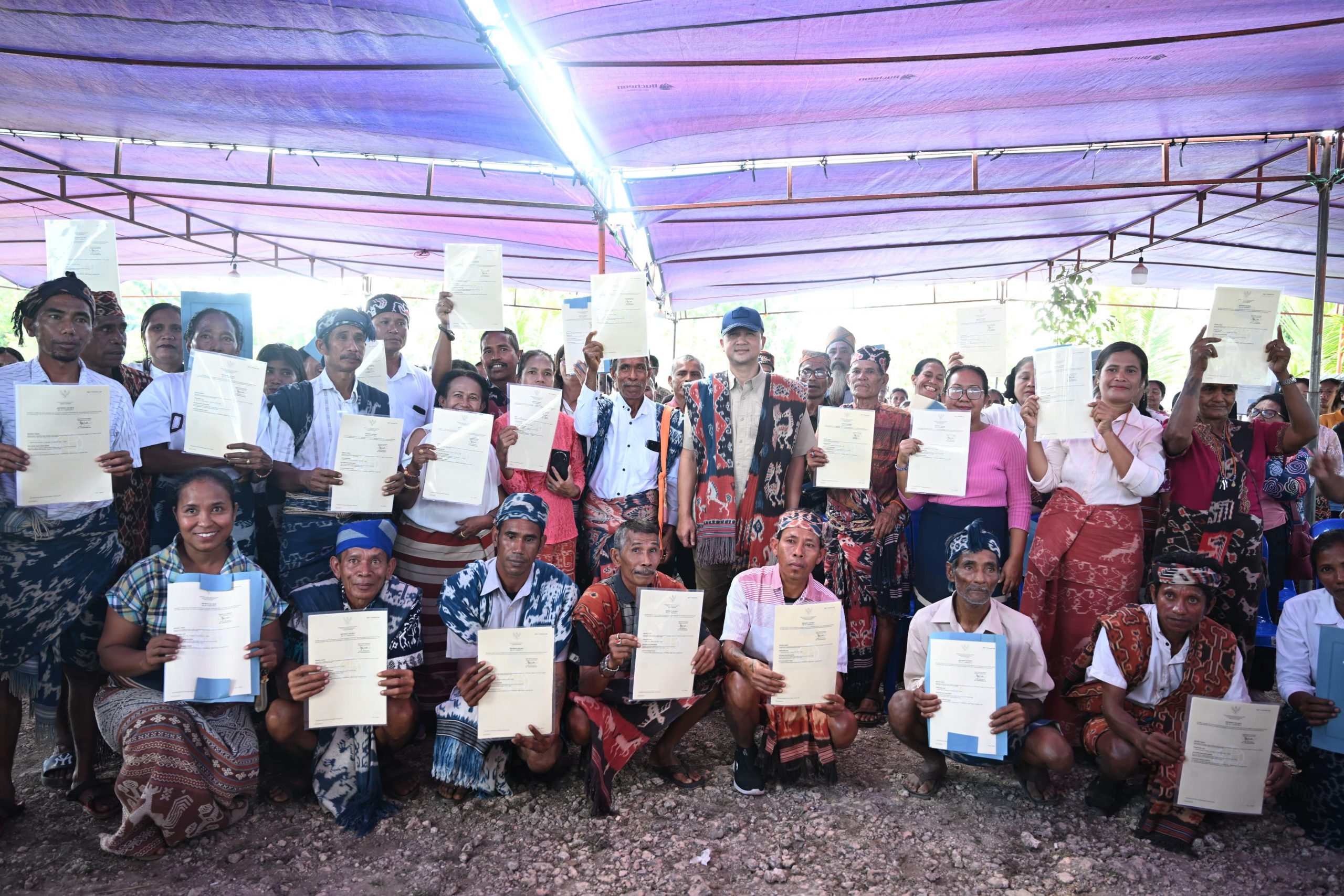 Kementerian Transmigrasi serahkan 400 SHM kepada transmigran di kawasan SP Laimbaru, Kabupaten Sumba Timur.
