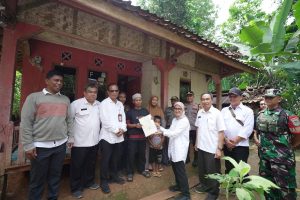 Kementerian Transmigrasi serahkan Sertipikat Hak Milik (SHM) kepada transmigran lokal di Cikopeng, Desa Curugluhur