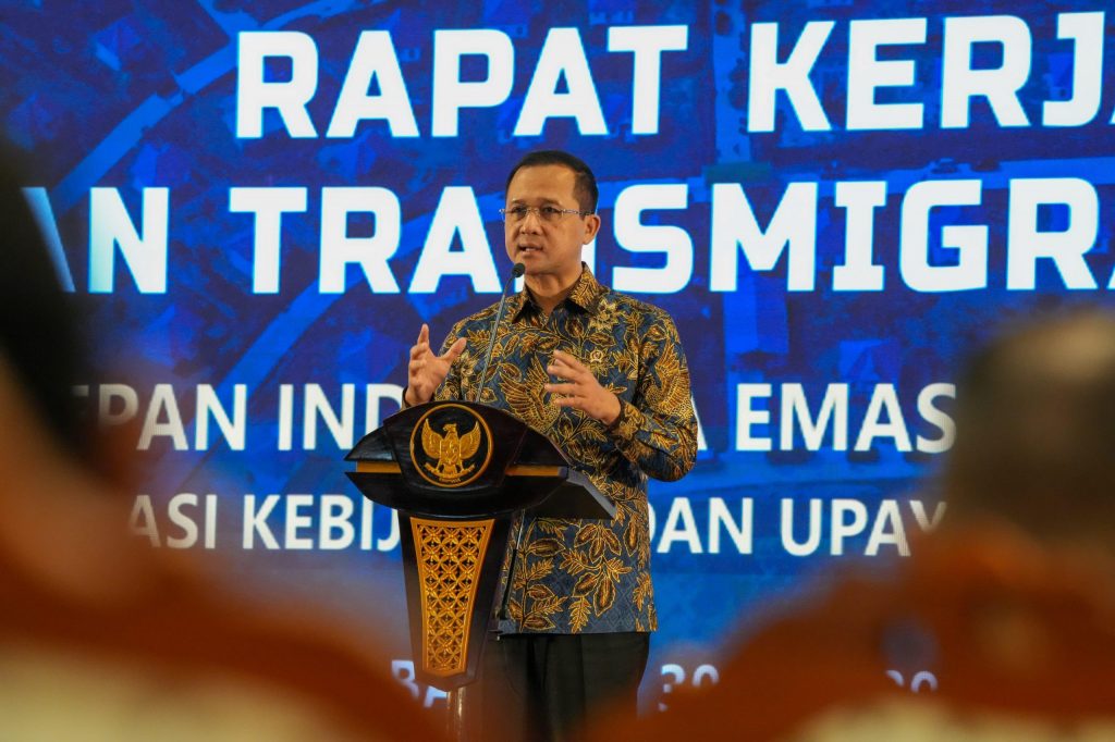 Menteri Transmigrasi M. Iftitah Sulaiman Suryanagara menegaskan bahwa penempatan transmigran baru hanya bisa dilakukan jika ada permintaan