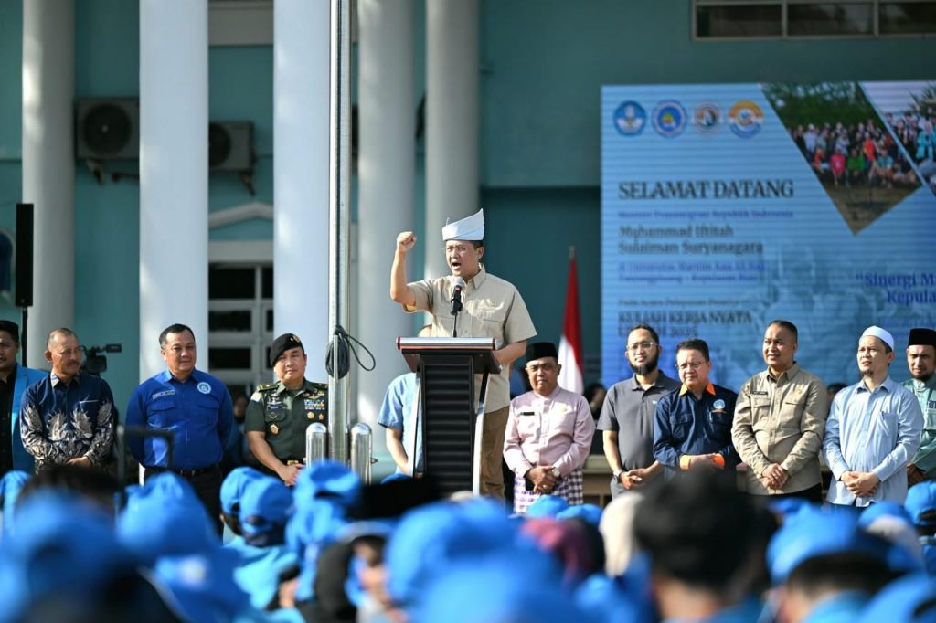 Menteri Transmigrasi M. Iftitah Sulaiman Suryanagara melepas 1.284 mahasiswa Universitas Maritim Raja Ali Haji (UMRAH)