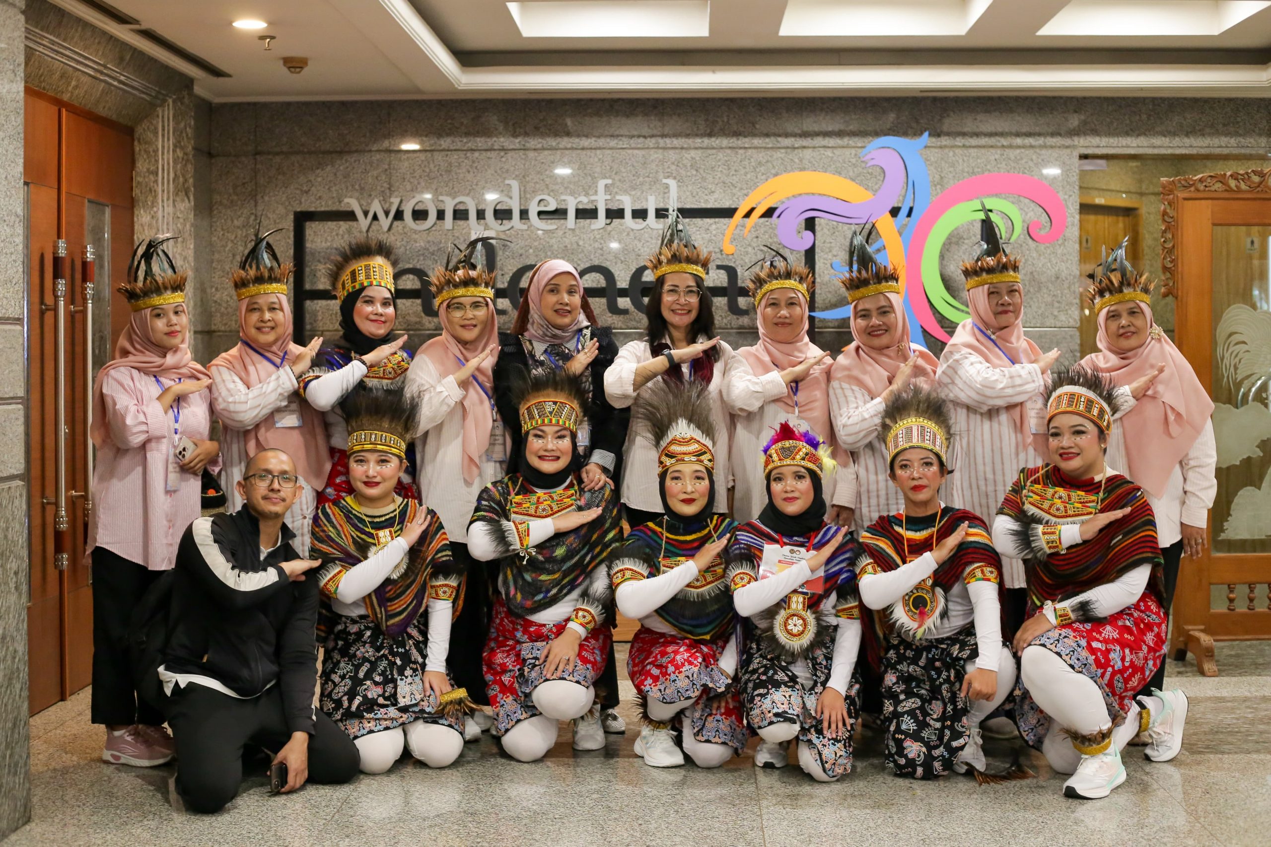 Dalam rangka memeriahkan Hari Ulang Tahun ke-80 kemerdekan Republik Indonesia, tujuh personel Dharma Wanita Persatuan (DWP) Kementerian Transmigrasi