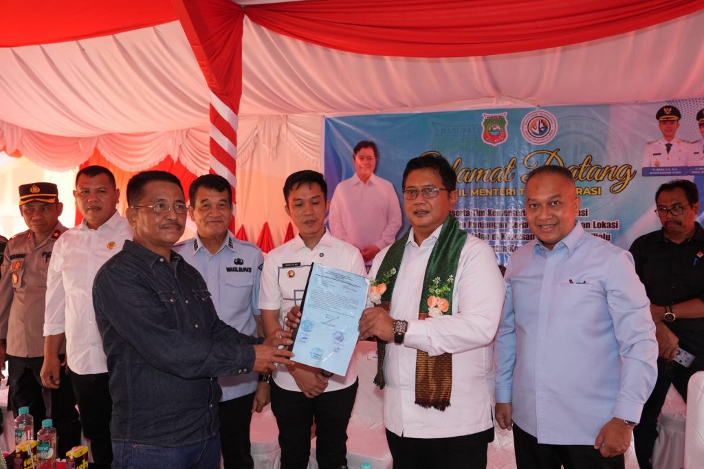 Keputusan warga Kawasan Transmigrasi Hialu, Kabupaten Konawe Utara, Sulawesi Tenggara, yang secara sukarela menghibahkan 1.000 hektare lahan