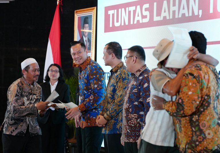 Sebanyak 1.120 Sertipikat Hak Milik (SHM) telah diterbitkan dan diserahkan kepada 642 kepala keluarga transmigran di Sukabumi, Jawa Barat