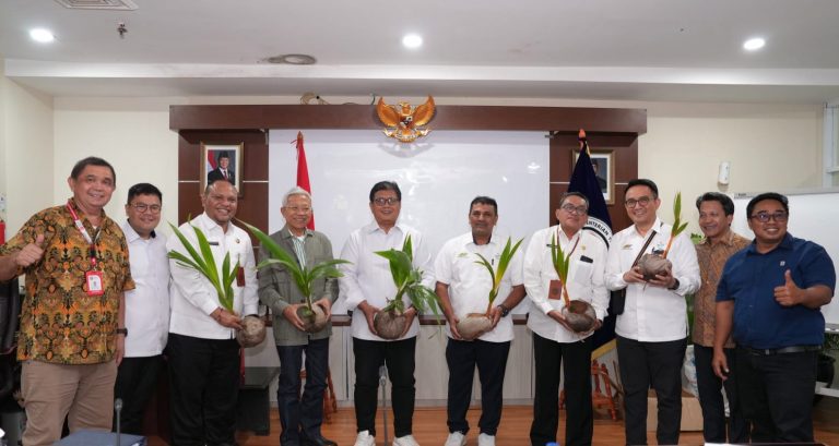 Wakil Menteri Transmigrasi Viva Yoga Mauladi terperanjat melihat tingginya nilai ekonomi dari budi daya pohon kelapa genjah.