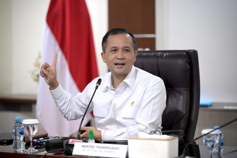 Menteri Transmigrasi M. Iftitah Sulaiman Suryanagara menggelar rapat bersama jajaran pimpinan tinggi Kementerian Transmigrasi