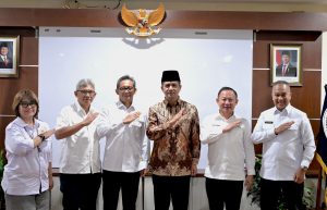 Menteri Transmigrasi (Mentrans) M. Iftitah Sulaiman Suryanagara mengajak Kamar Dagang dan Industri (Kadin) terlibat mewujudkan paradigma baru yang akan direalisasikan Kementrans di masa mendatang.