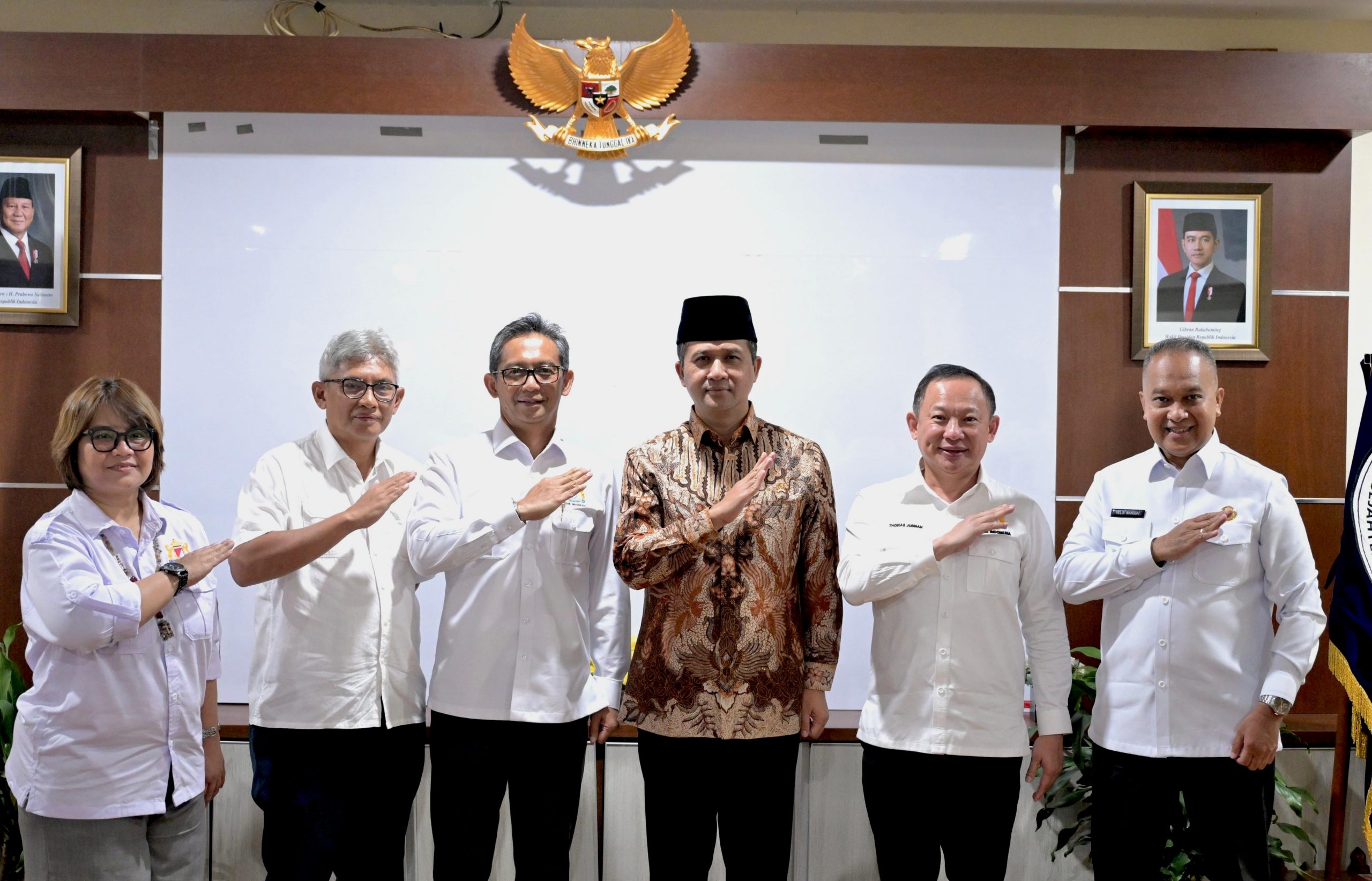 Menteri Transmigrasi (Mentrans) M. Iftitah Sulaiman Suryanagara mengajak Kamar Dagang dan Industri (Kadin) terlibat mewujudkan paradigma baru yang akan direalisasikan Kementrans di masa mendatang.