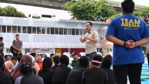 mentrans-motivasi-pegawai-melalui-latihan-renang