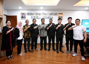 Wakil Menteri Transmigrasi, Viva Yoga Mauladi menerima audiensi Sekretariat Nasional Badan Usaha Milik Petani (BUMP) di kantor Kementerian Transmigrasi, Jumat (31/1/25). Audiensi ini membahas aktivitas yang telah dilakukan organisasi tersebut seperti pemberdayaan petani transmigran, swasembada pangan, dan rencana menggelar jambore petani transmigran.