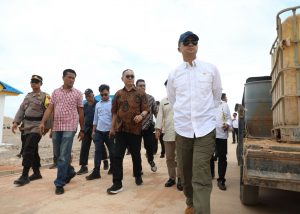 Menteri Transmigrasi (Mentrans) Iftitah Sulaiman Suryanagara menyampaikan bahwa transmigrasi bukanlah sekedar memindahkan penduduk, melainkan juga menciptakan pusat perekonomian baru.