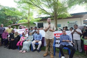 Berbeda dengan relokasi, program transmigrasi lokal bersifat sukarela. Saya jamin. Jika dilanggar, saya bisa masuk penjara