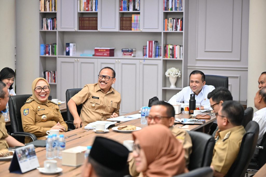 Selama ini, yang menikmati hasil kakao dari Sulbar justru daerah lain. Kami ingin mengubah itu. Bahkan kami siap mengalokasikan dana APBD