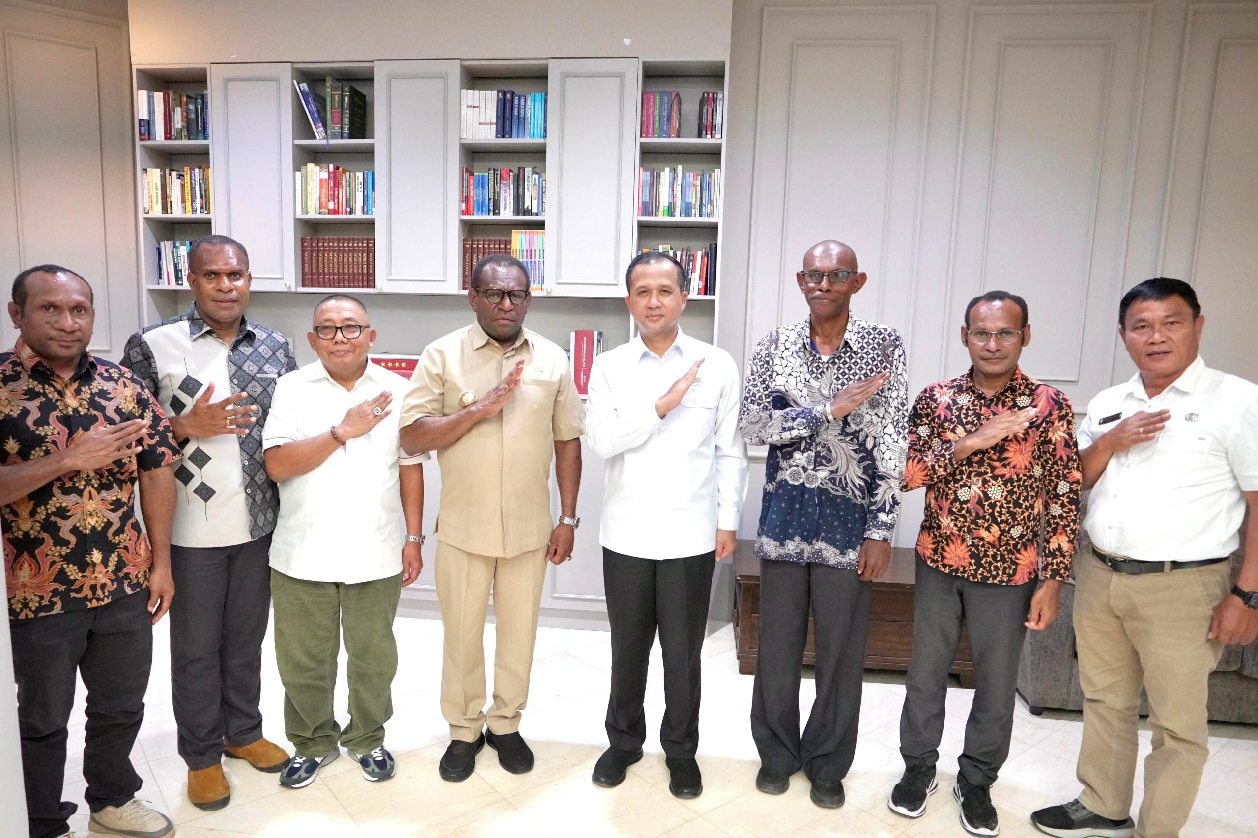 Saya ingin mengunjungi Merauke untuk berdialog dengan tokoh-tokoh asli Merauke guna membahas arah pengembangan kesejahteraan masyarakat