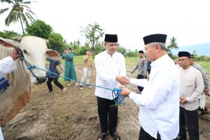 Menteri Iftitah Sulaiman beserta Pejabat Tinggi Kementerian Transmigrasi laksanakan Salat Ied di kawasan transmigrasi Palolo di Desa Oloboju