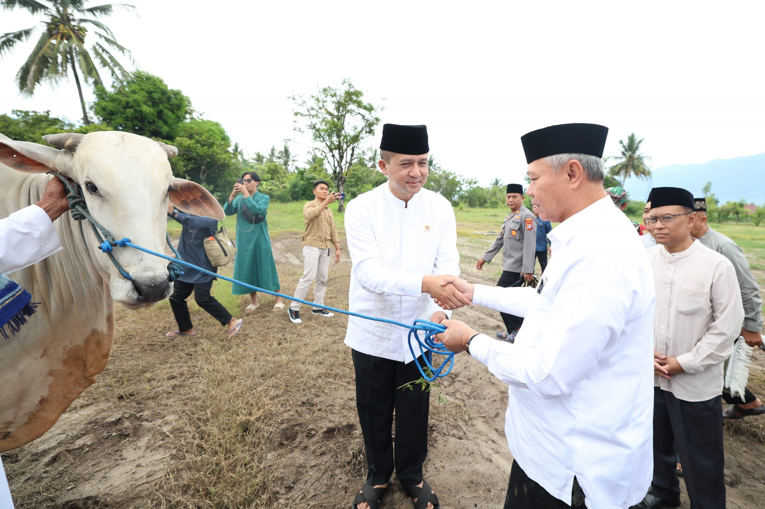 Menteri Iftitah Sulaiman beserta Pejabat Tinggi Kementerian Transmigrasi laksanakan Salat Ied di kawasan transmigrasi Palolo di Desa Oloboju