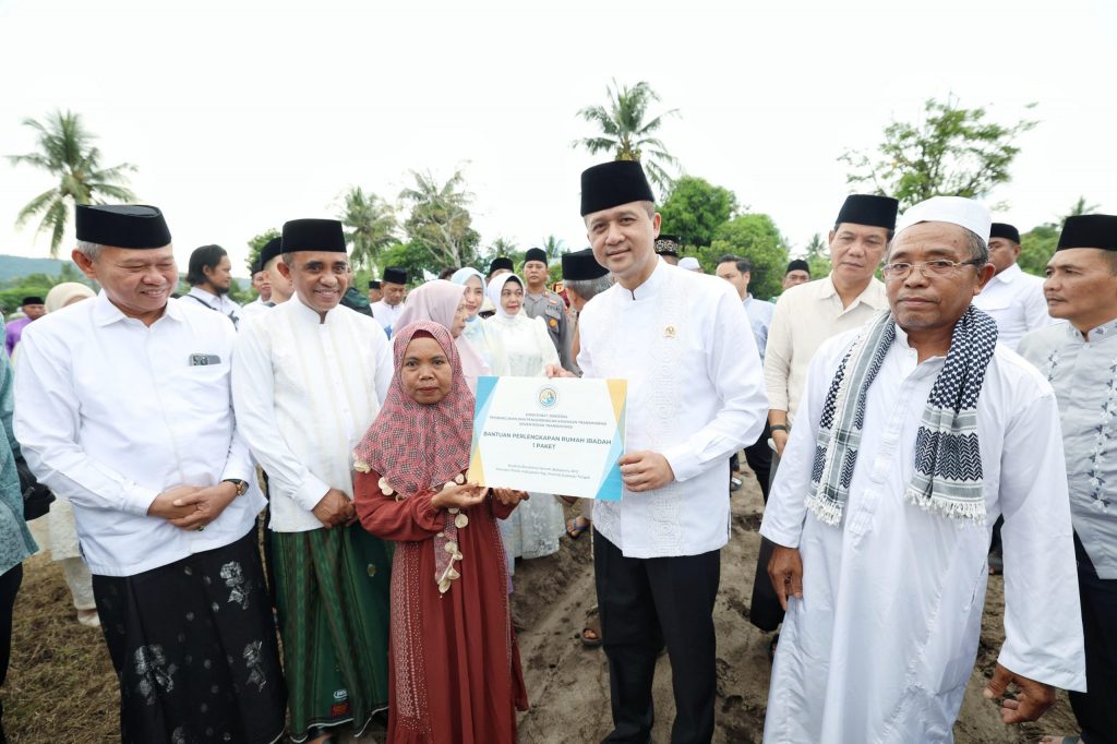 Menteri Iftitah Sulaiman, beserta Pejabat Tinggi Kementerian Transmigrasi merayakan Idul Adha 1446 Hijriah bersama warga transmigrasi
