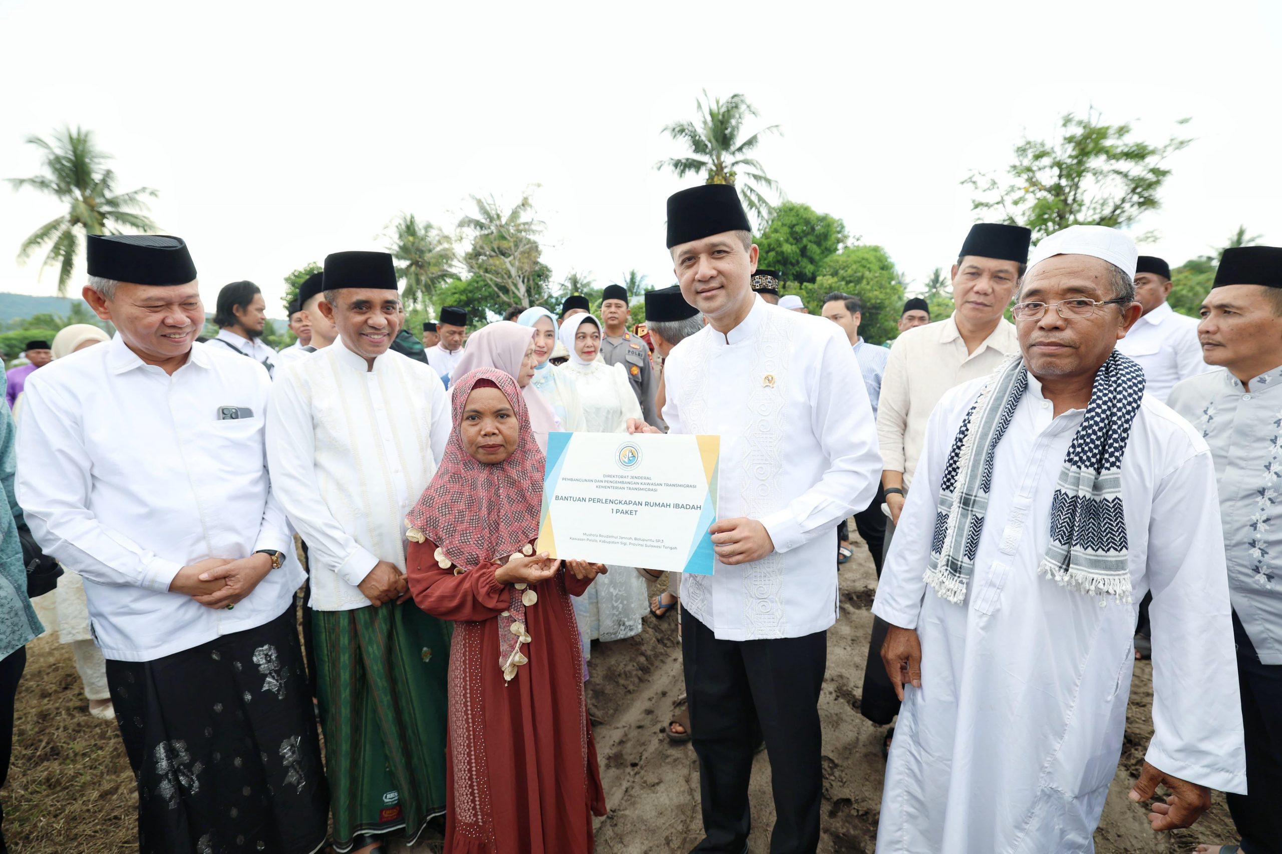 Menteri Iftitah Sulaiman, beserta Pejabat Tinggi Kementerian Transmigrasi merayakan Idul Adha 1446 Hijriah bersama warga transmigrasi