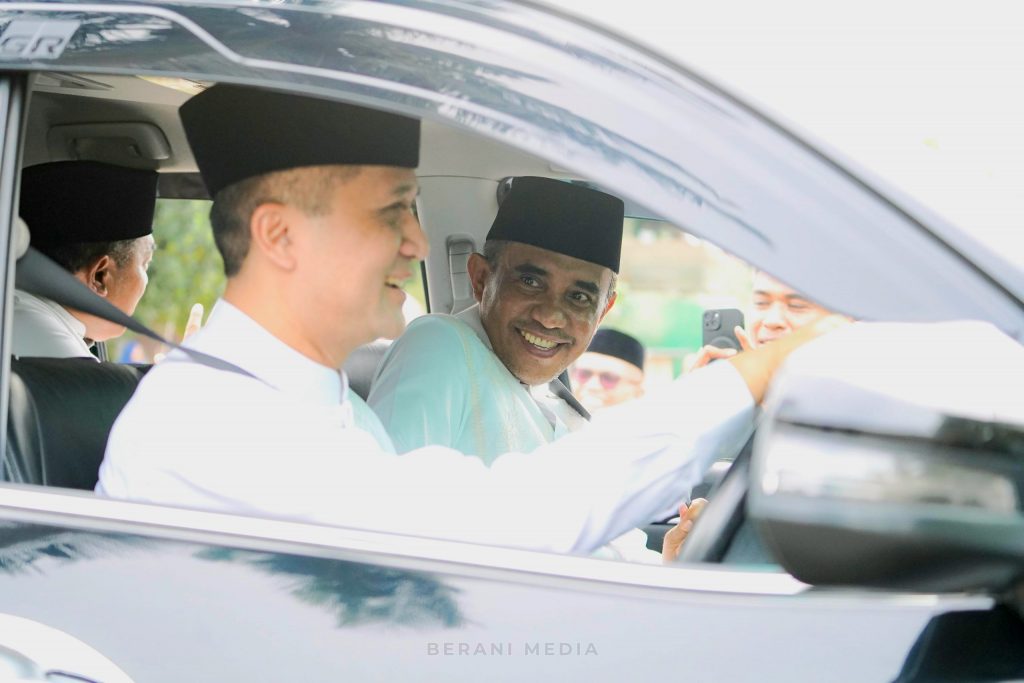 Menteri Iftitah memilih untuk menyetir sendiri mobil dinasnya. Di kursi penumpang depan, duduk santai Gubernur Sulawesi Tengah