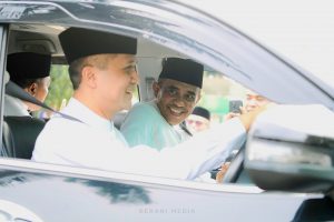Menteri Iftitah memilih untuk menyetir sendiri mobil dinasnya. Di kursi penumpang depan, duduk santai Gubernur Sulawesi Tengah