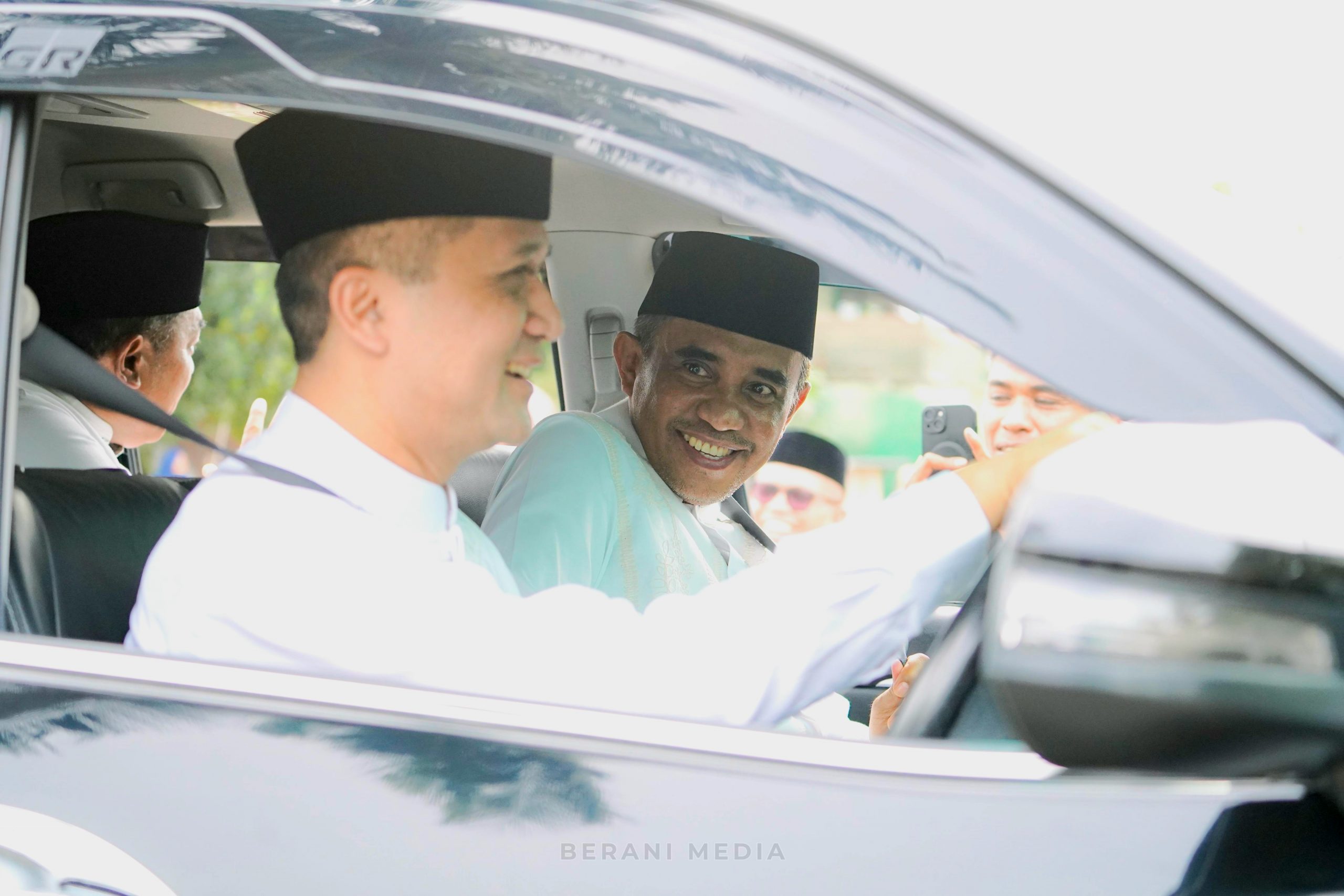 Menteri Iftitah memilih untuk menyetir sendiri mobil dinasnya. Di kursi penumpang depan, duduk santai Gubernur Sulawesi Tengah